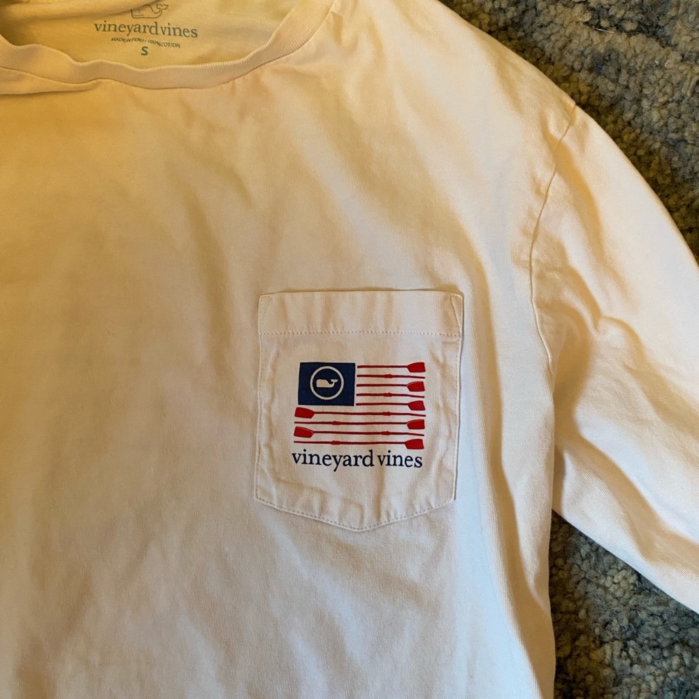 Vineyard vines long sleeved t shirt with pocket.